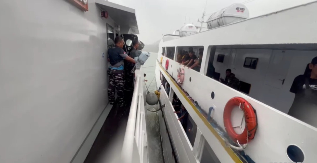 TNI AL Evakuasi KMP Teratai Prima 1 yang Alami Kerusakan Mesin di Laut Seram
