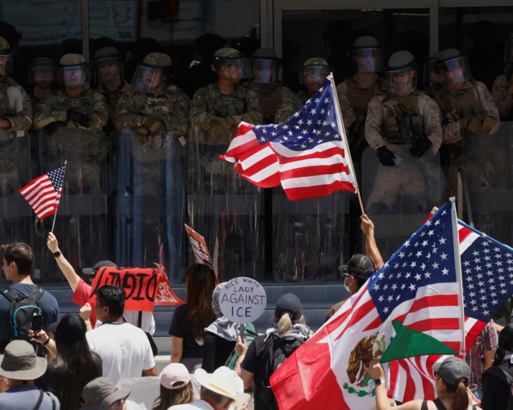 Bentrok di Hari Kemerdekaan: Marinir Dihadang Massa di Depan Gedung Federal LA
