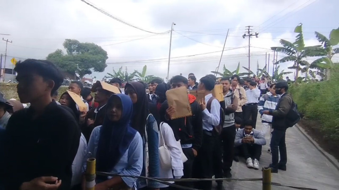 Ratusan Warga Kuningan Antre Sejak Pagi Daftar Relawan SPPG