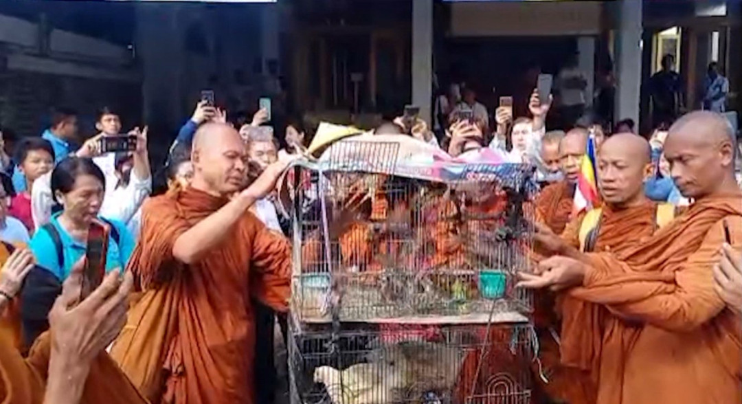 32 Monks Walk from Thailand to Borobudur Temple to Celebrate Vesak