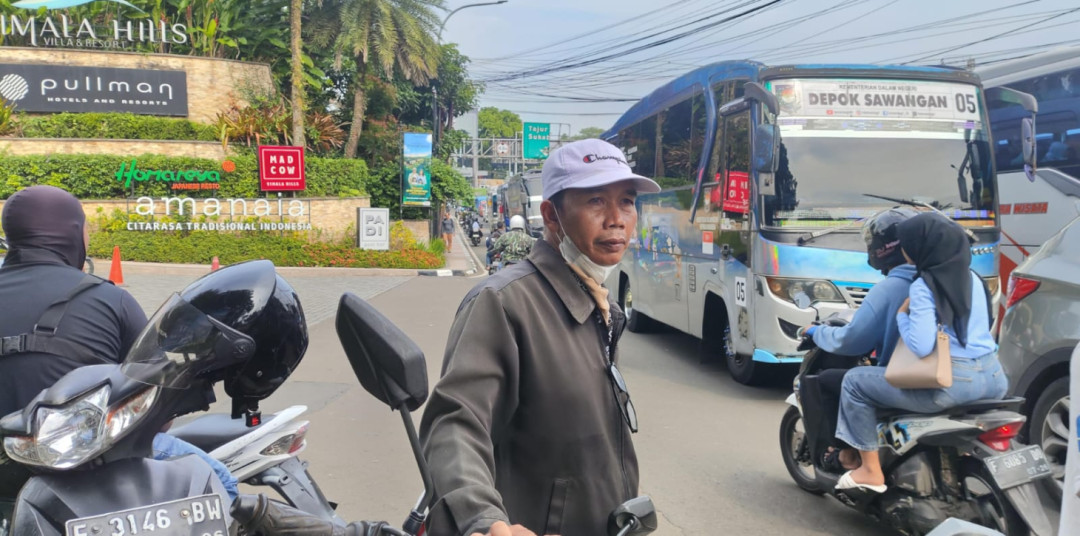 Di Balik Kemudi, Yanto Mengais Rezeki di Tengah Macet Puncak