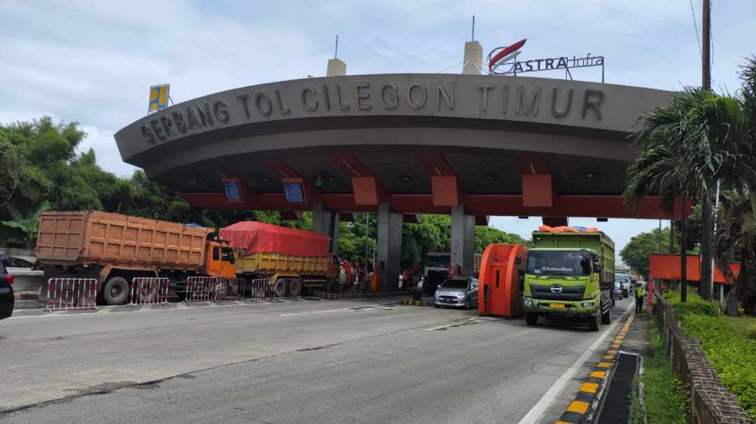 Arus Tahun Baru Dialihkan ke Cilegon Timur, Kendaraan Padati Gerbang Tol