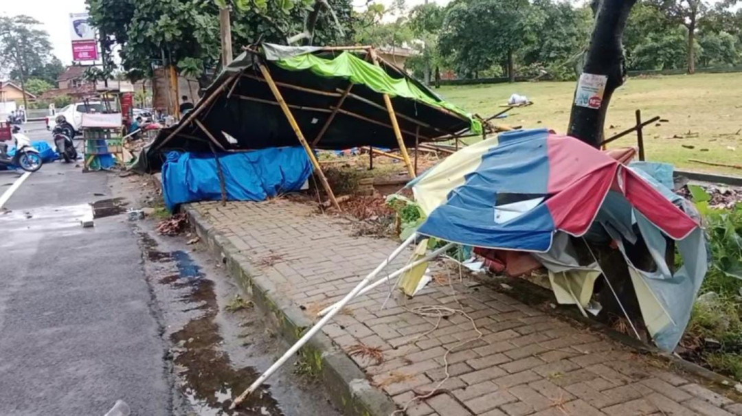 Puting Beliung Terjang Gunung Sugih, Kios dan Atap Sekolah Rusak Parah