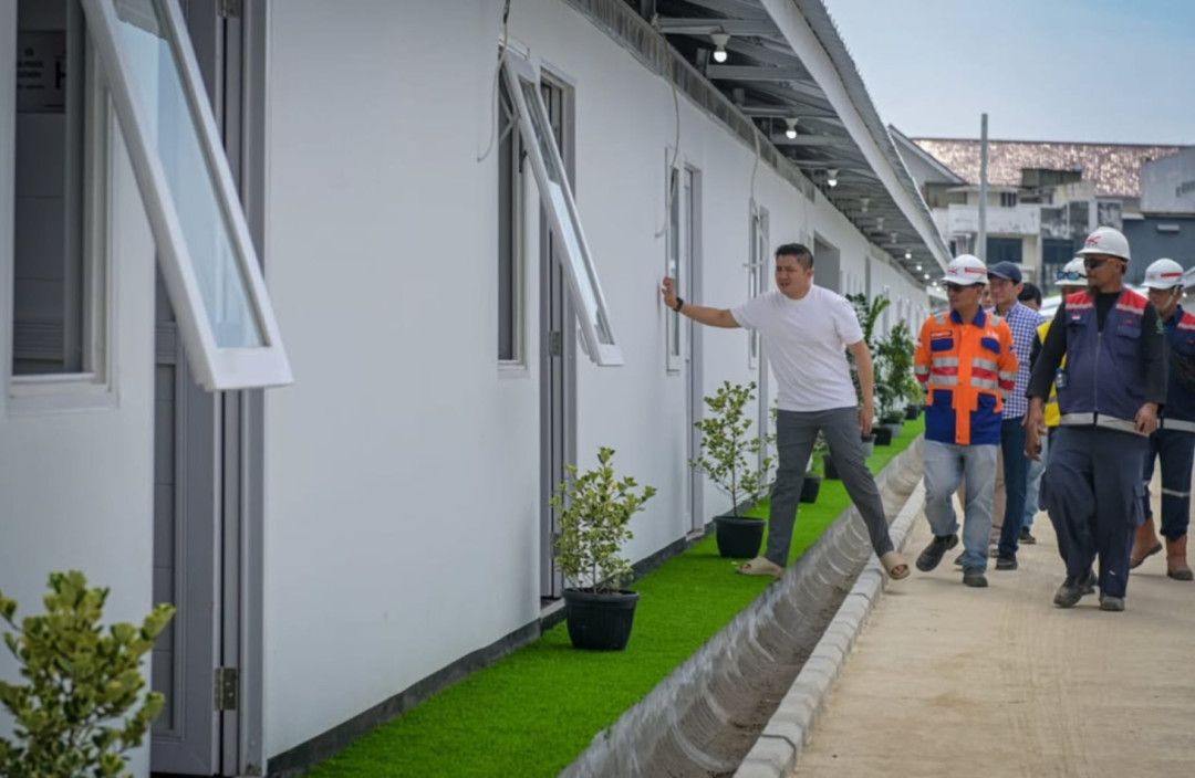 Seskab Teddy Tinjau Hunian Layak Warga Pinggir Rel Pasar Senen