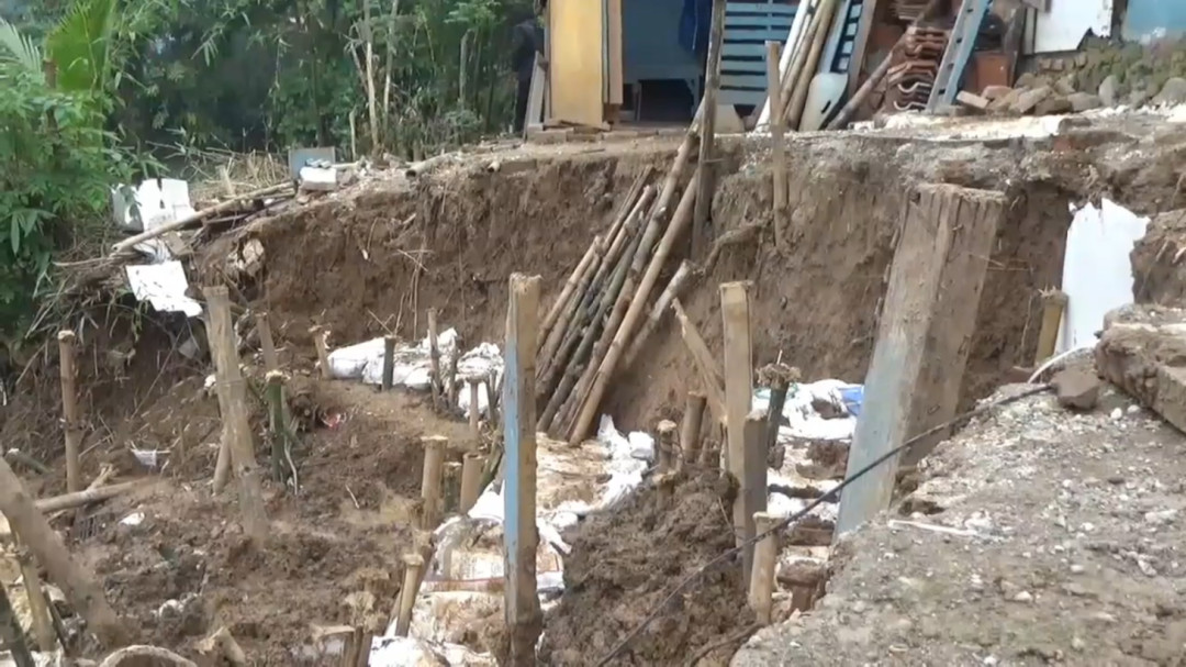 Tanggul Sungai Kali Kalapa Longsor, 20 Rumah Ambruk di Karawang