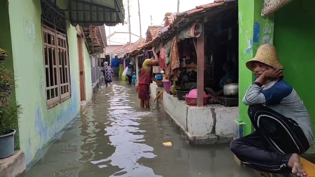 Banjir Rob Masih Rendam Permukiman Warga di Pesisir Eretan Indramayu