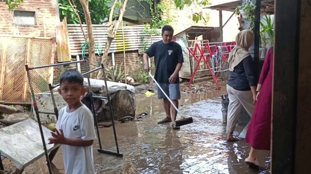 Luapan Sungai Jangkok Tinggalkan Lumpur di Rumah Warga