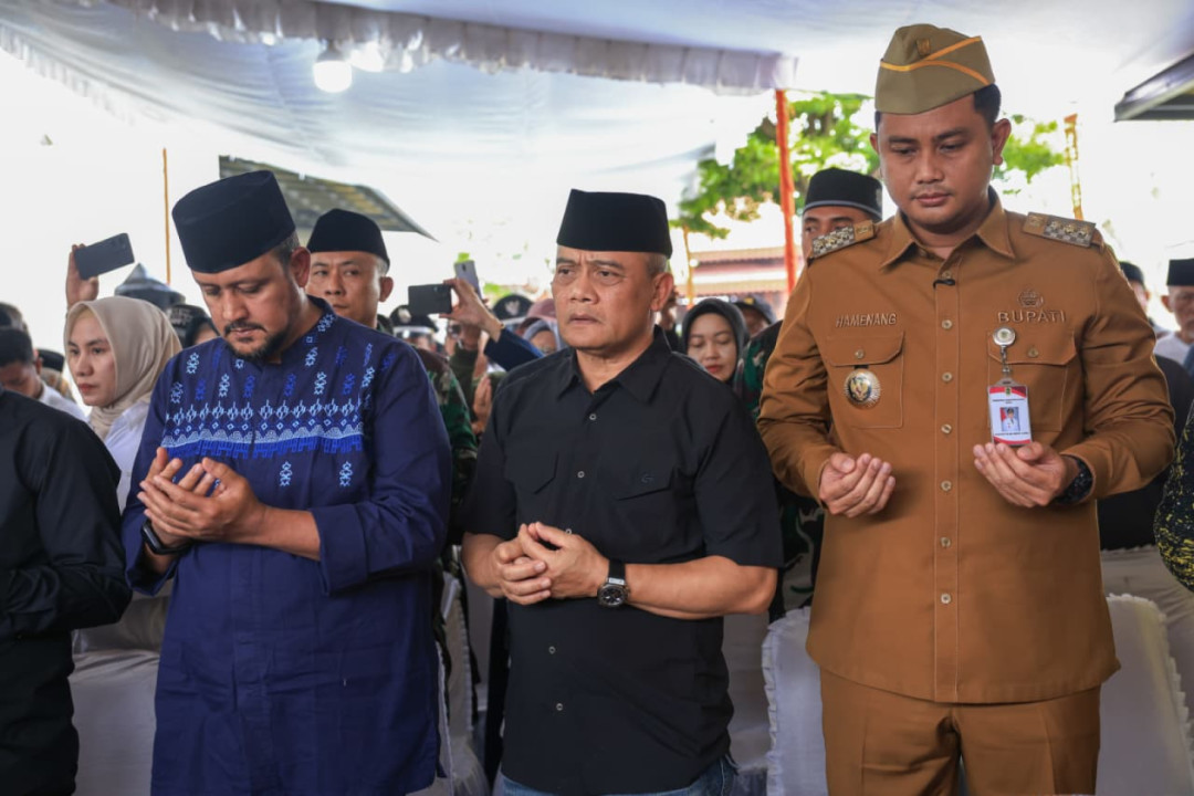 Sampaikan Duka Mendalam, Gubernur Jateng Lepas Jenazah Wabup Klaten