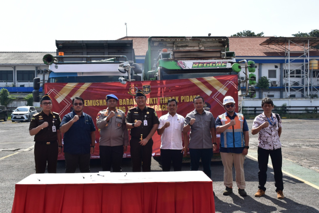 Kejari Tanjung Perak Musnahkan 100 Ton Pupuk Ilegal