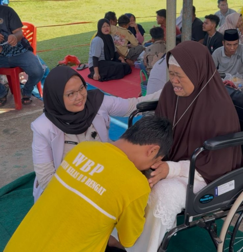 Petugas Rutan Rengat Bantu Lansia Bertemu Anak di Hari Raya