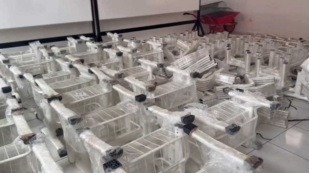 Terkendala Cuaca, Distribusi Meja dan Kursi SDN Pondok Butun Sempat Terlambat