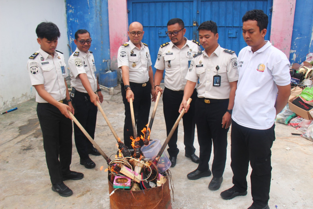 Lapas Pekanbaru Musnahkan Barang Terlarang Hasil Razia Kamar Hunian