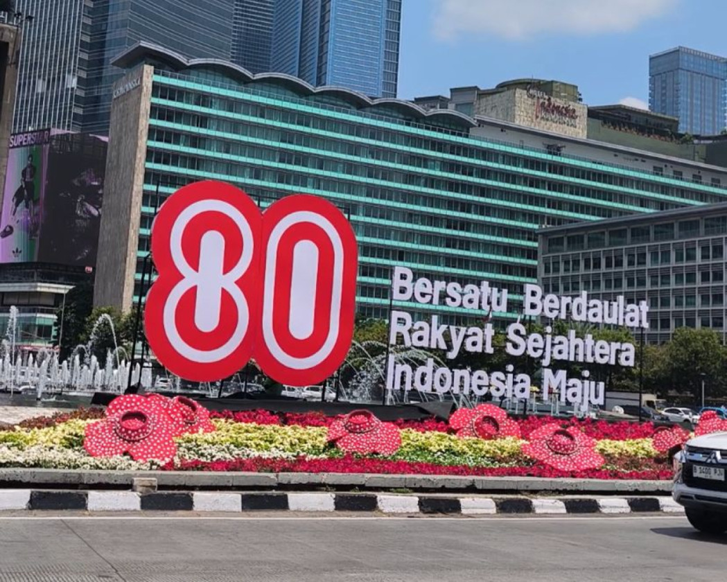Taman Bundaran HI Dihiasi Bunga Sambut HUT ke-80 RI