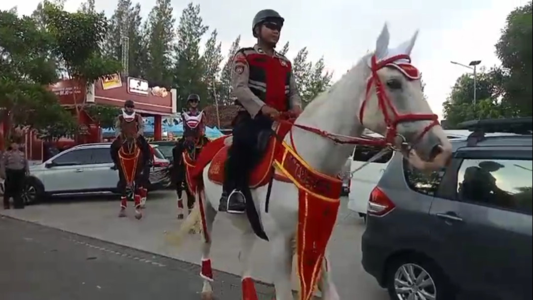 Polisi Lakukan Patroli Berkuda di Rest Area Tol Palikanci, Cara Humanis Hibur Pemudik