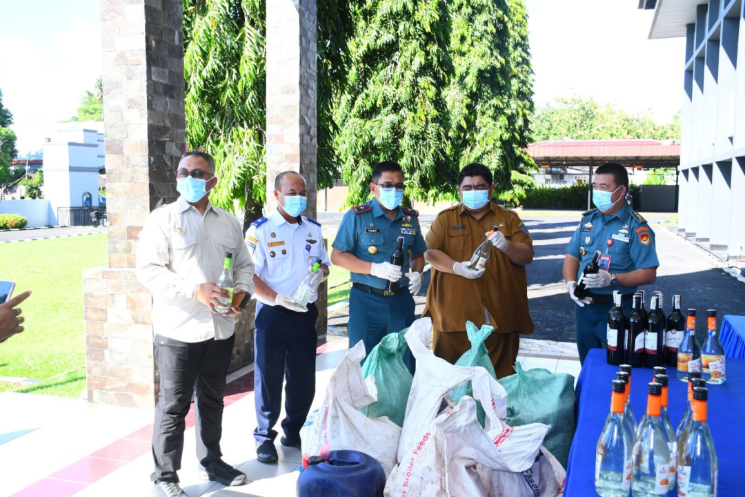 Lanal Manado Amankan Pumpboat Bermuatan Sianida dan Miras Ilegal