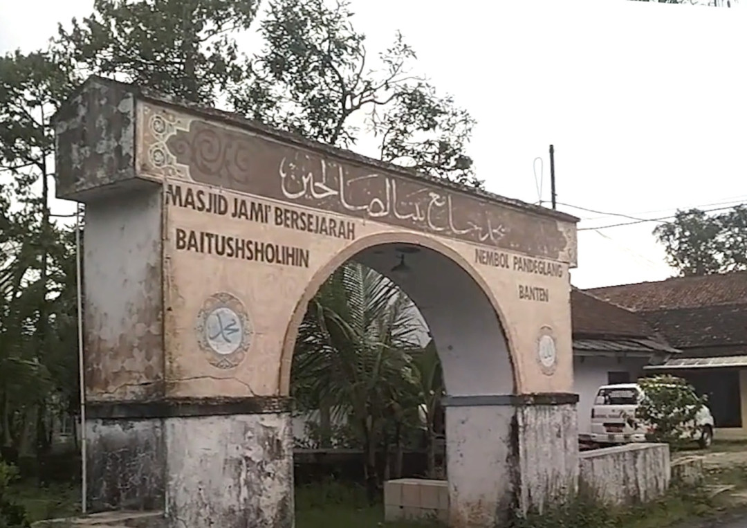 Masjid Baitusolihin, Jejak Sejarah dan Kearifan Lokal Penyebaran Islam di Kaki Gunung Pulosari