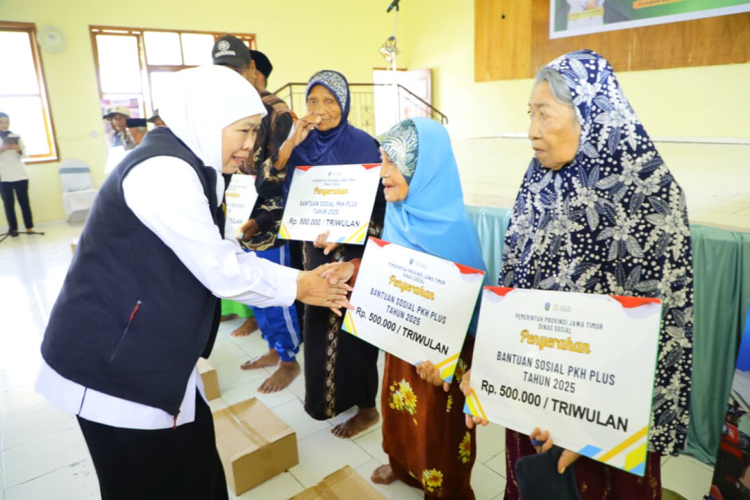 Gubernur Jatim Langsung Serahkan Bantuan Kemanusiaan Untuk Masyarakat Bawean
