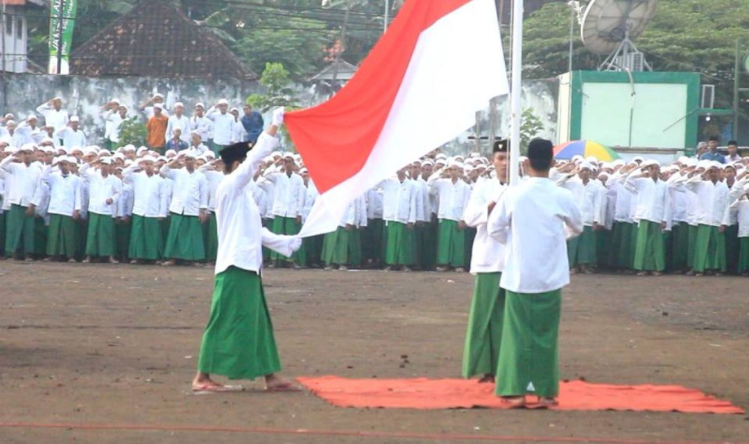Kemenag Terbitkan Edaran, Seragam Upacara Pakai Sarung dan Berpeci