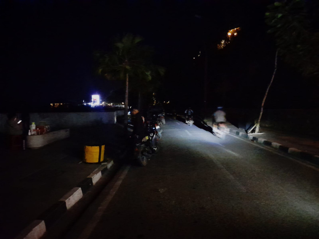 Lampu Jalan Tidak Menyala, Turis di Labuan Bajo Gunakan Senter pada Malam Hari