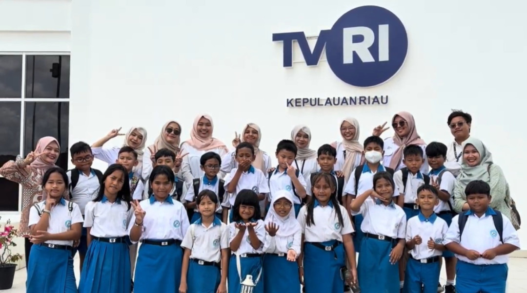 Siswa SD Tunas Bangsa Lagoi Jelajahi Dunia Penyiaran di TVRI Kepulauan Riau