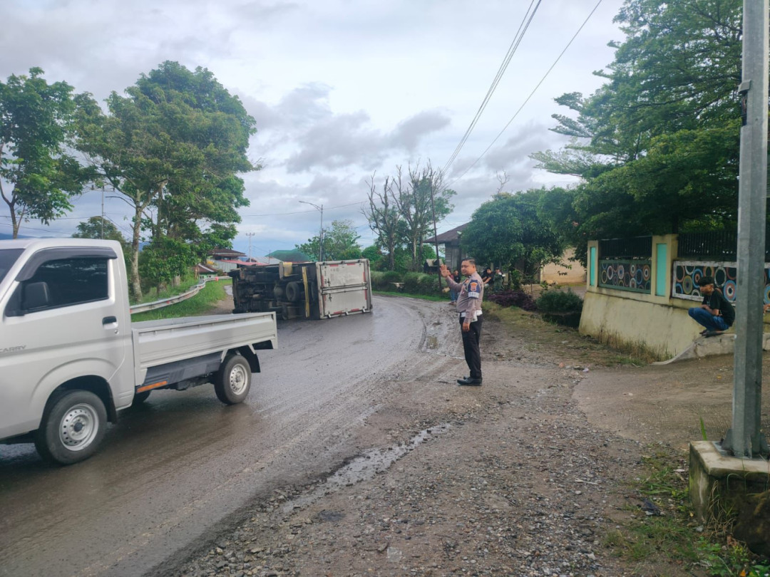 Mobil Box Terbalik di Jalur Solok-Padang, Lalu Lintas Sempat Diberlakukan Buka Tutup