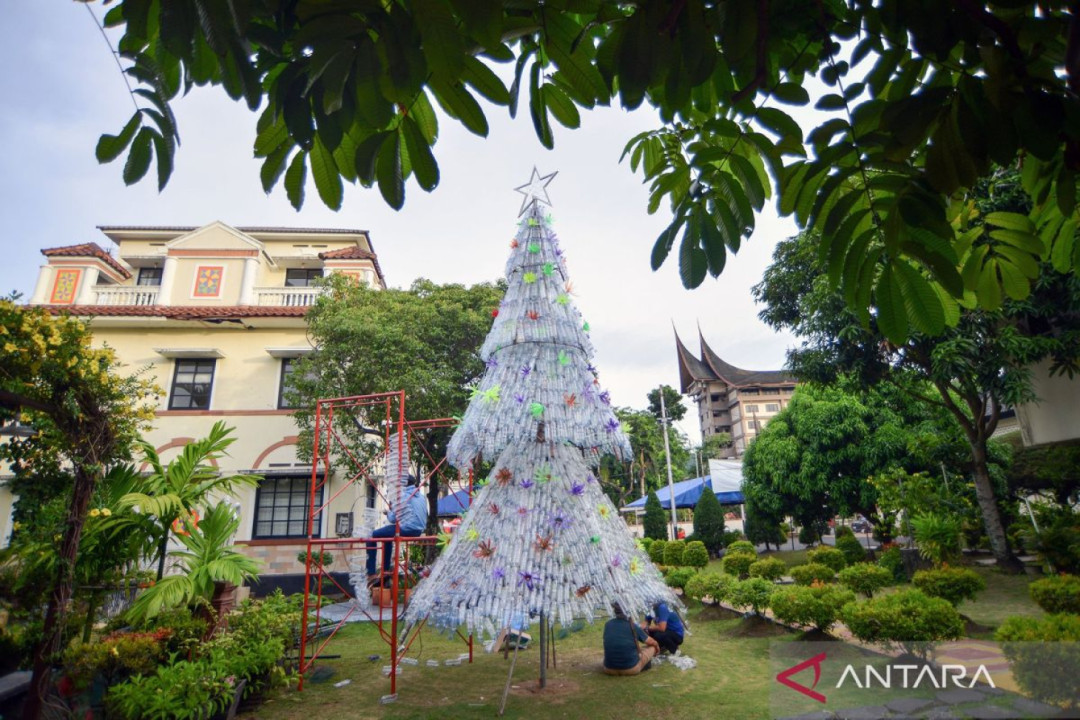 Pohon Natal Setinggi 7 Meter dari Botol Bekas Hiasi Gereja Katedral Santa Theresia Padang