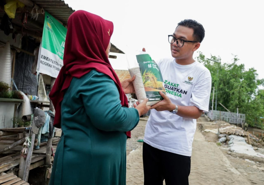 BAZNAS Salurkan 200 Paket Beras Zakat Fitrah untuk Warga Terdampak Rob di Muara Gembong