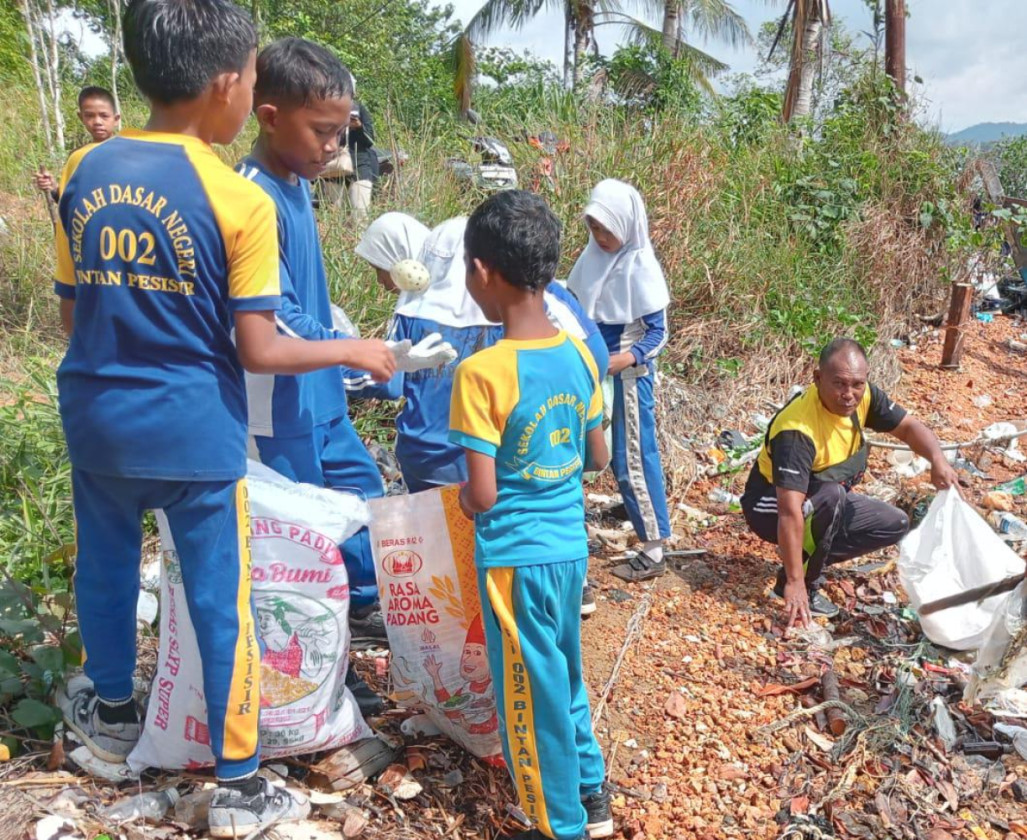 Wujudkan Lingkungan Asri, SDN 002 Bintan Pesisir dan Komunitas Bintan Eco Lestari Gelar Aksi Bersih Pantai