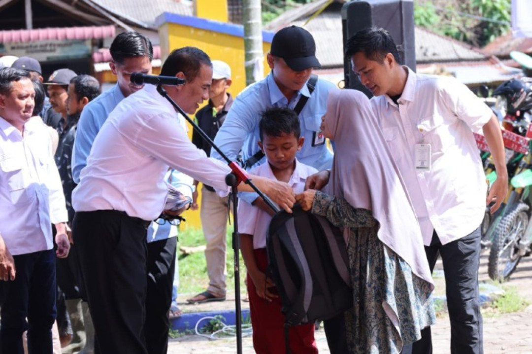 Mentan Serahkan Bantuan Rp1 M untuk Anak Yatim dan Korban Bencana di Padang Pariaman
