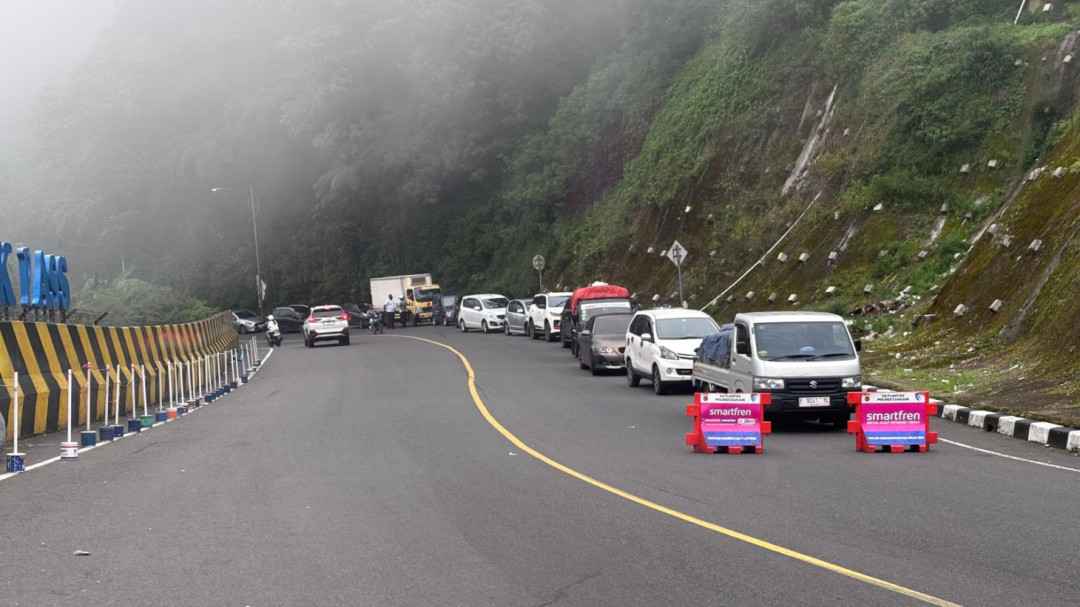 Sistem One Way Arah Bawah Diberlakukan di Jalur Wisata Puncak