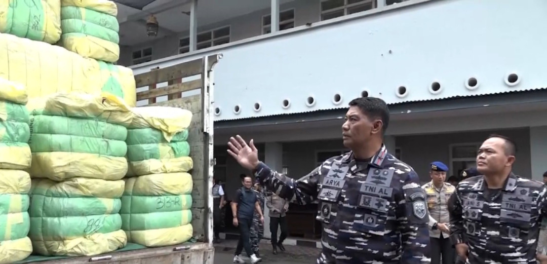 TNI AL Gagalkan Penyelundupan 103 Koli Pakaian Bekas di Surabaya