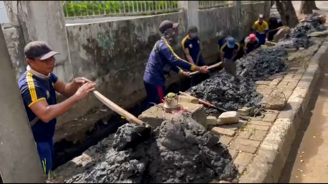 Sampah Picu Genangan di Sejumlah Ruas Jalan Kota Palembang