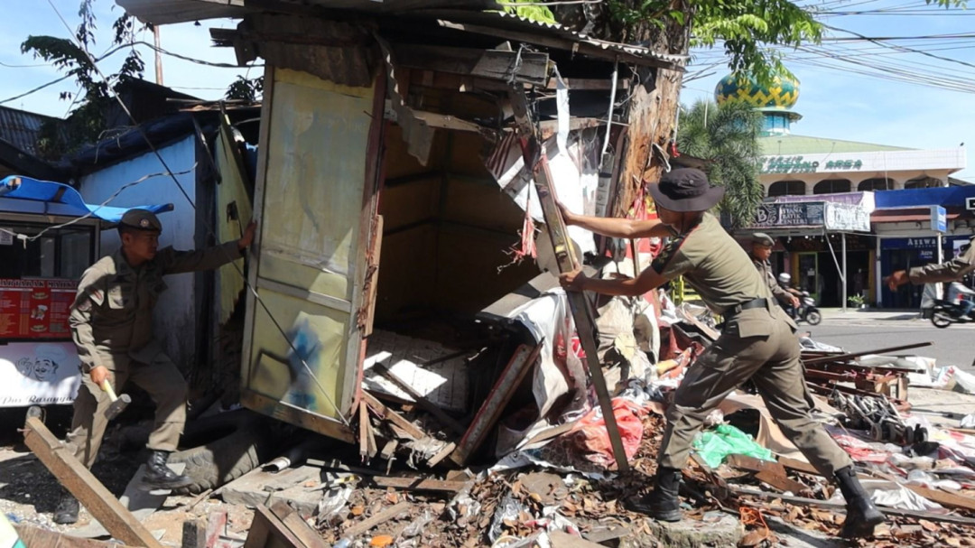 Bangunan Langgar Trotoar dan Jalan Dibongkar di Padang