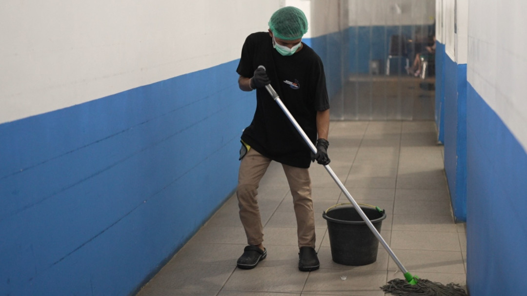 Penyandang Disabilitas Ini Jadi Tulang Punggung Kebersihan Dapur MBG di Karanganyar