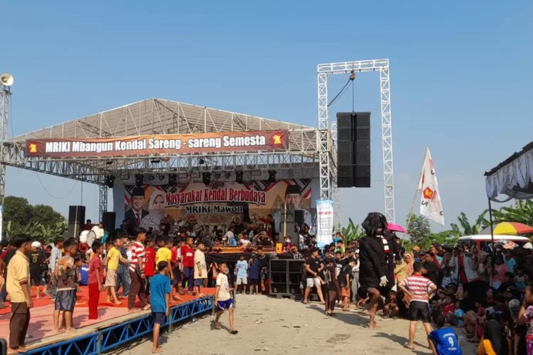 Kendal Bergemuruh, Ribuan Warga Saksikan Keajaiban Seni Tradisional di 'Ramaikan Mriki'