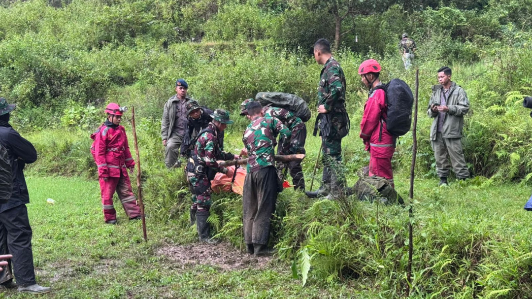 Prajurit Lanud Sultan Hasanuddin Bantu Evakuasi Korban ATR 42-500 di Maros