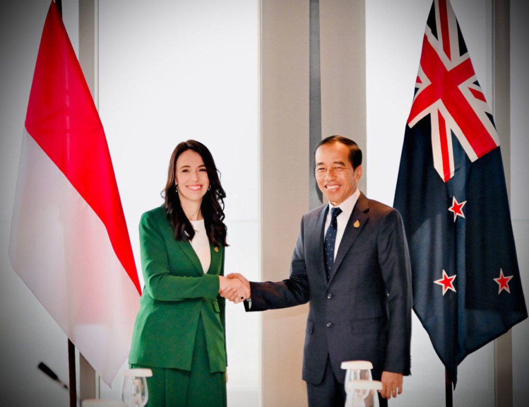 Lakukan Pertemuan Bilateral dengan PM Selandia Baru, Jokowi Bahas 3 Isu Ekonomi hingga Energi di Bangkok