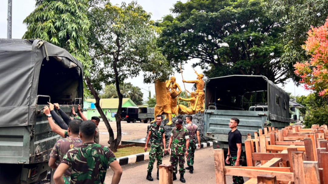 TNI Bantu Pindahkan Barang Sekolah Nesi Neonmat ke Aula Makorem 161/Wira Sakti