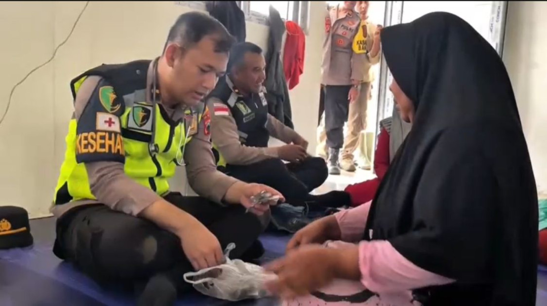 Akses Terputus, Polisi Antar Bantuan dan Layanan Medis ke Pengungsi Bintang Pepara