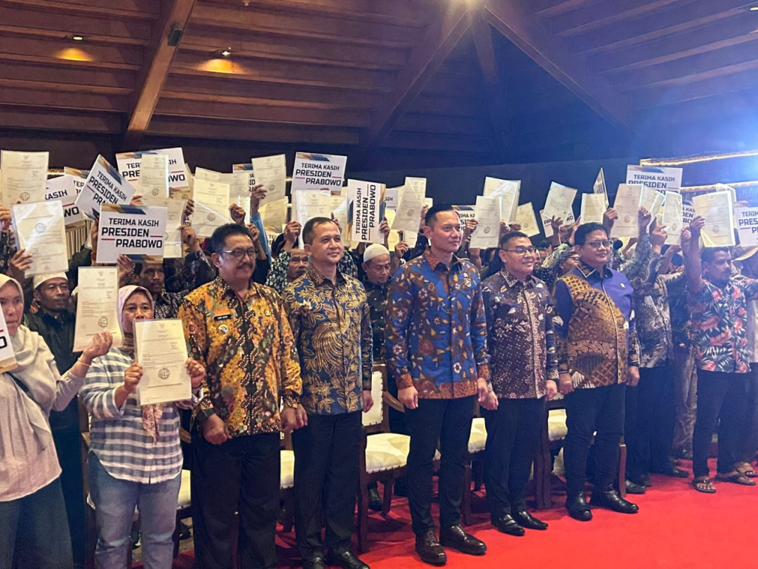 Menko AHY Serahkan 1.121 Sertifikat Hak Milik kepada Warga Transmigrasi Lokal Sukabumi