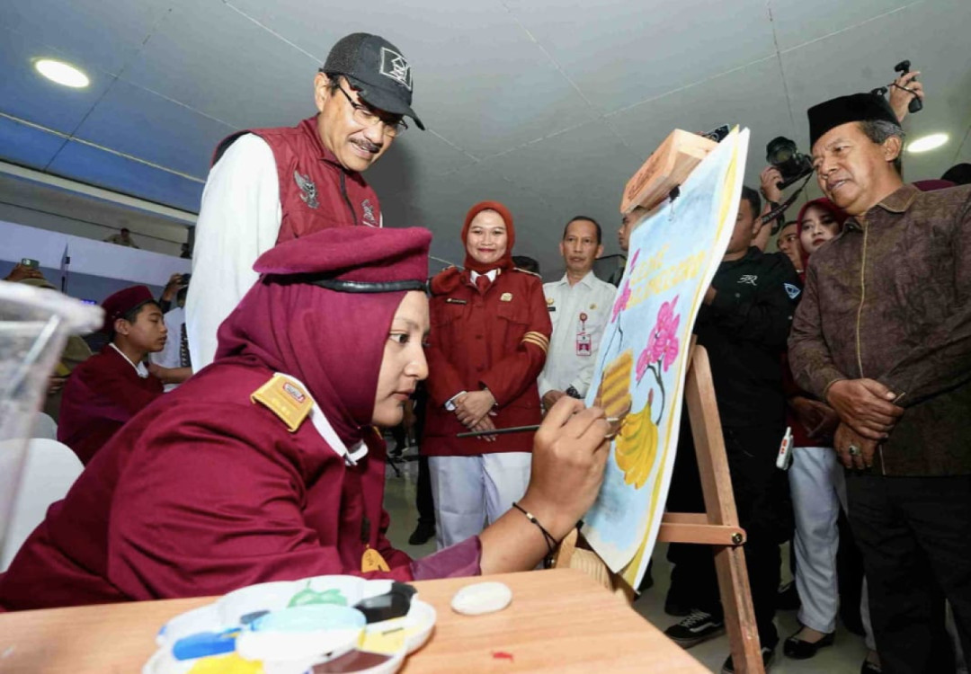 Mensos Dengarkan Cerita Perubahan Siswa Sekolah Rakyat di Bojonegoro