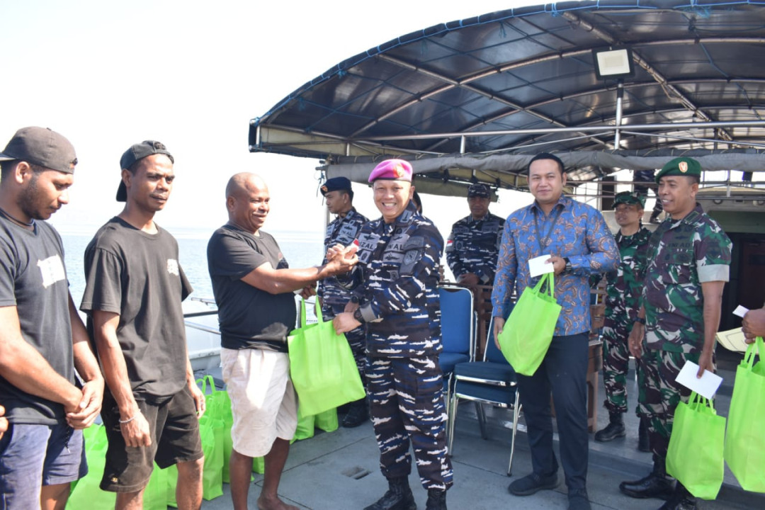 Jelang HUT ke-80 TNI, Kodaeral VII Salurkan Paket Sembako untuk Nelayan ...