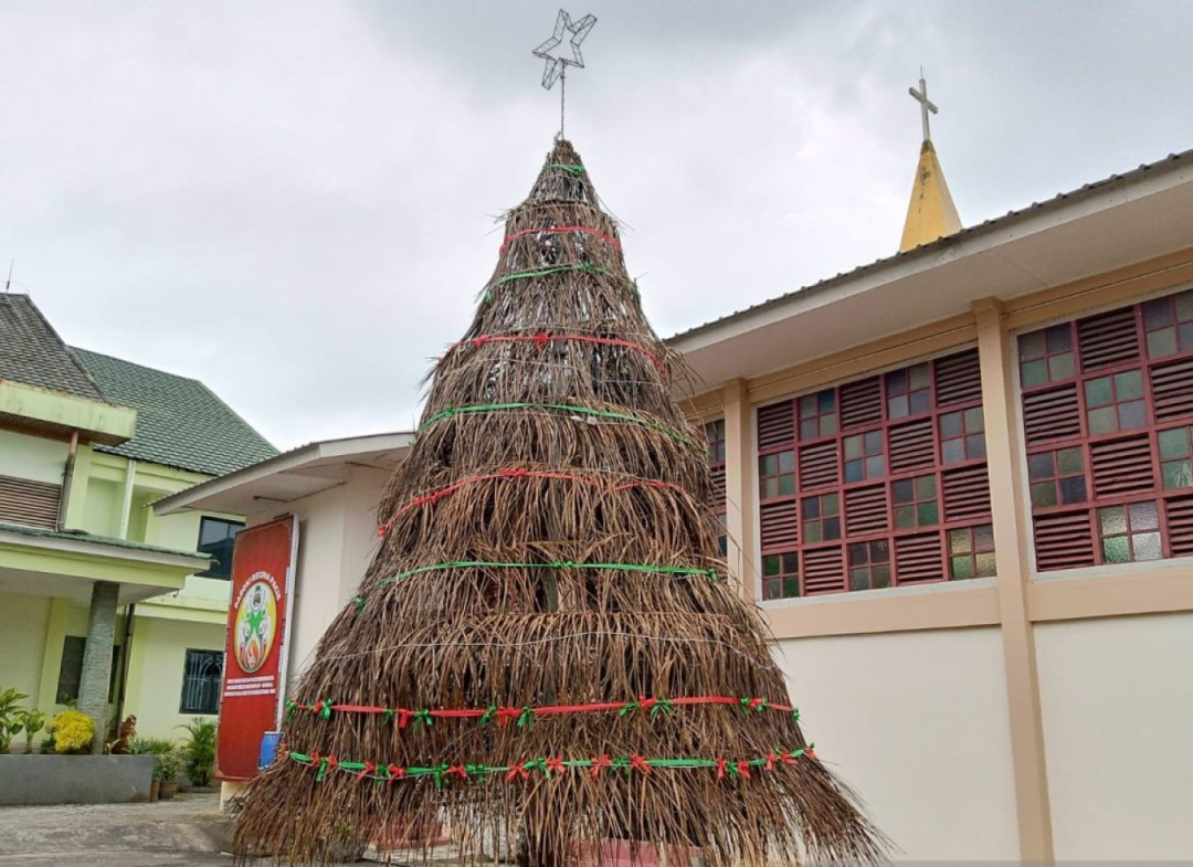 Pohon Natal Unik dari Daun Kelapa Hiasi Nagekeo Menjelang Natal 2024