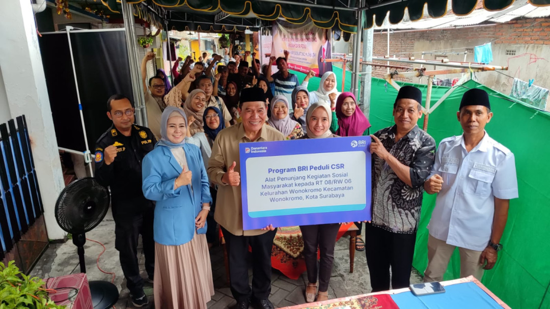 Bambang Haryo Serahkan Bantuan untuk Warga Wonokromo