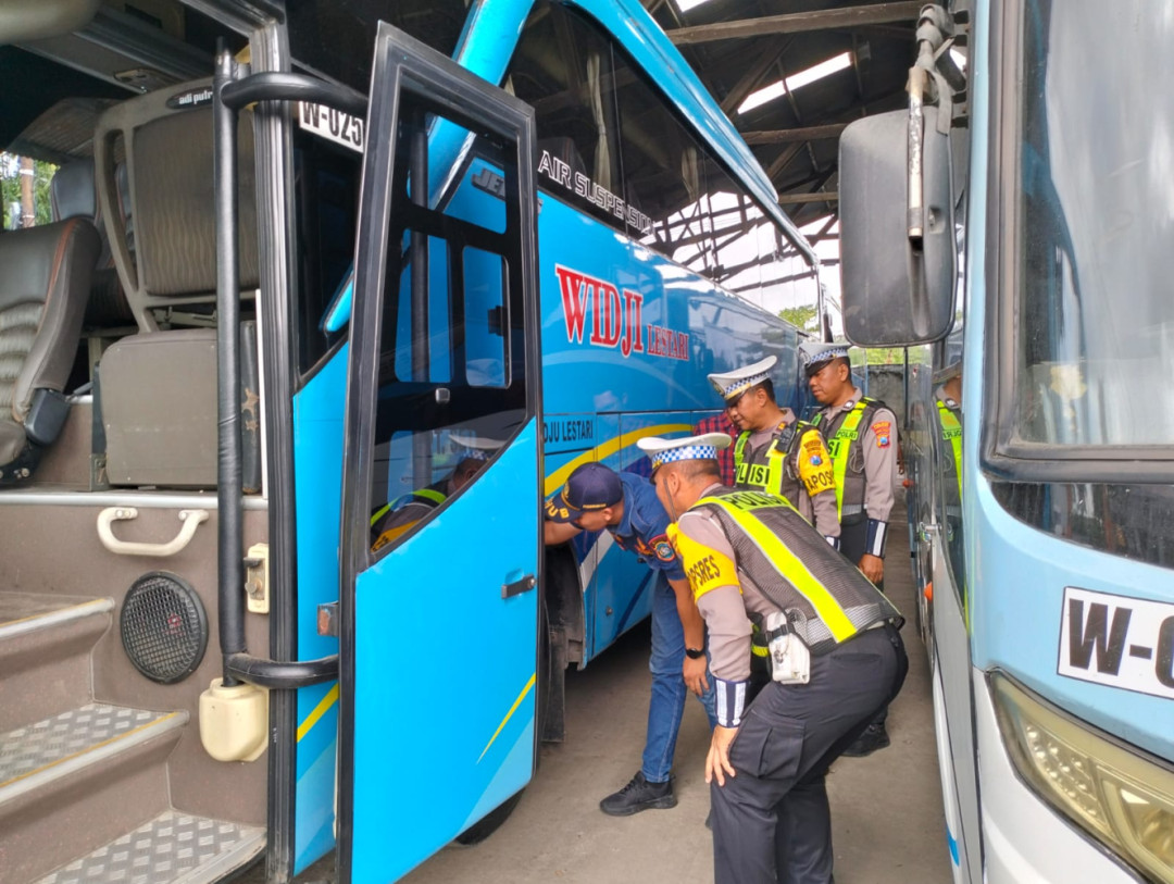 Polres Lamongan Gelar Ramp Check Bus Pariwisata Jelang Harlah NU