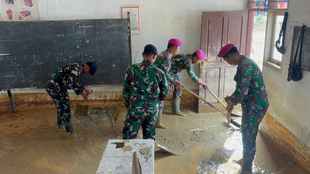 Prajurit TNI AL Bersihkan SD Terdampak Bencana di Tapanuli Tengah