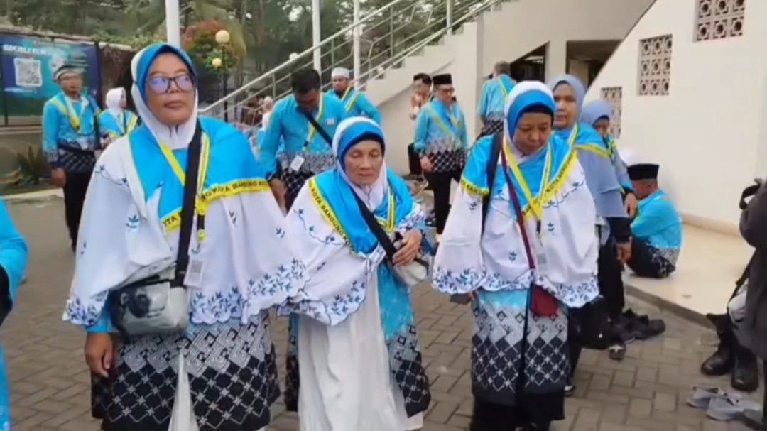 Suasana Haru Warnai Keberangkatan 440 Jemaah Haji Bandung