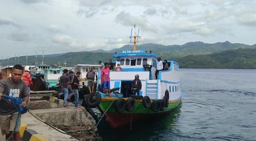 Aktivitas Penyeberangan Laut di Larantuka Berjalan Normal, Cuaca Mendung Berawan