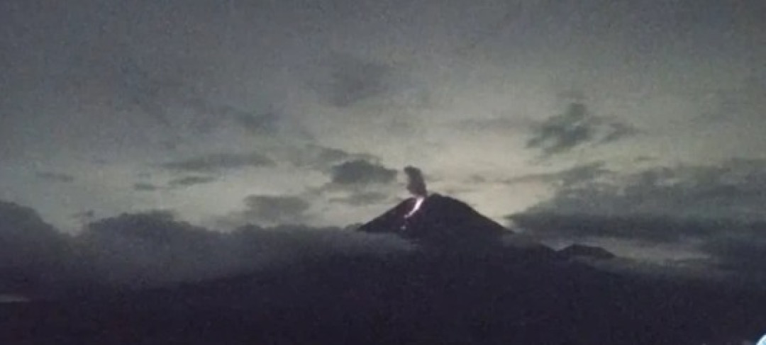 Gunung Semeru Erupsi Malam Ini, Warga Diminta Jauhi Radius 13 Km