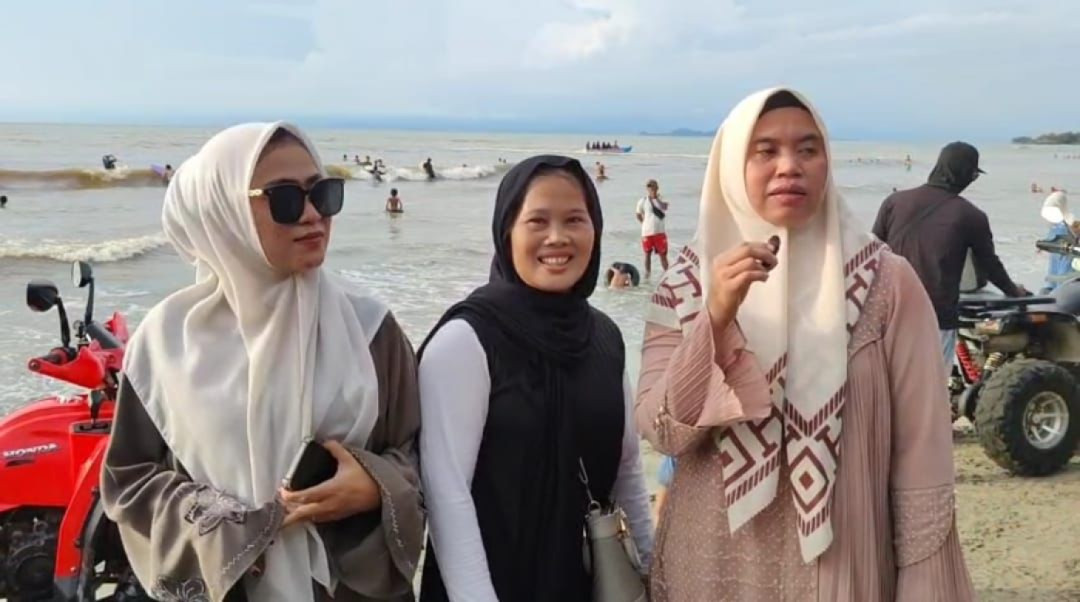 Libur Akhir Tahun di Anyer, Ibu-ibu Nikmati Pantai Sambil Titip Harapan Tahun 2026